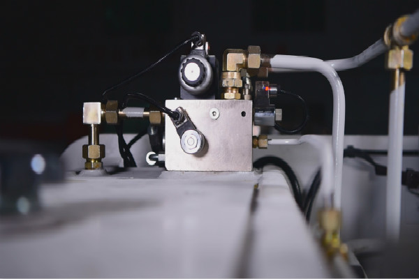 數(shù)控折彎?rùn)C(jī)細(xì)節(jié)圖