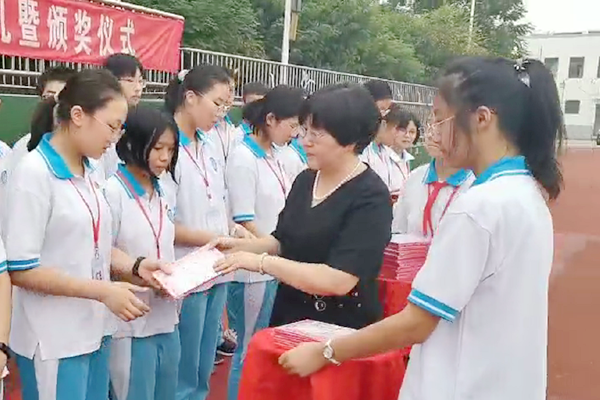 無(wú)錫神沖董事長(zhǎng)楊英女士受邀參加陽(yáng)山中學(xué)2020-2021開(kāi)學(xué)典禮