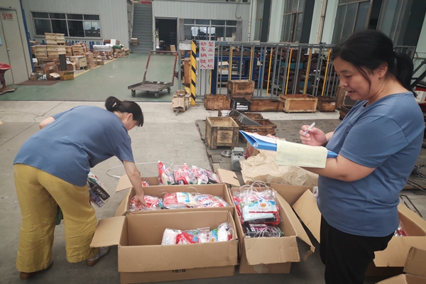 陽(yáng)山鎮(zhèn)總工會(huì)到無(wú)錫神沖開(kāi)展“夏季送清涼”活動(dòng)