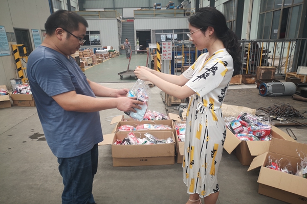 陽(yáng)山鎮(zhèn)總工會(huì)到無(wú)錫神沖開(kāi)展“夏季送清涼”活動(dòng)